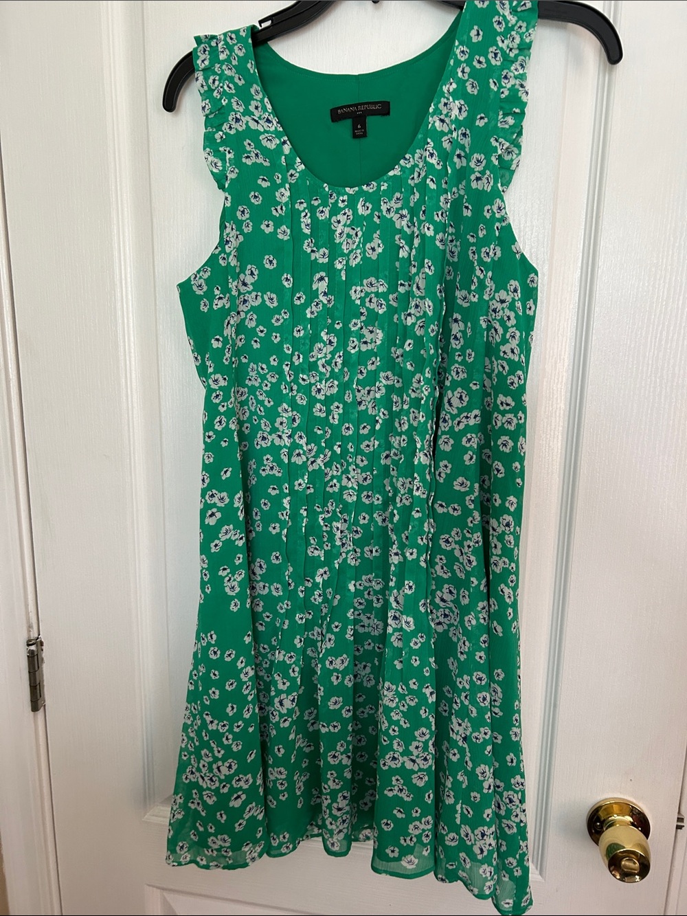 Banana Republic Emerald Green Floral Sleeveless Dress. 18‎ PTP, fully lined.